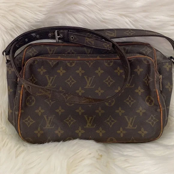 Louie Vuitton Satchel Bag Over The Shoulder - Picture 3 of 11